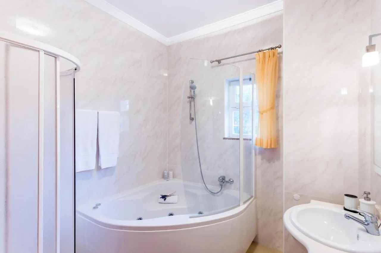 Coolhouses Algarve Luz, 5 Bed Villa & Pool, Casa N